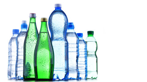 Verschiedene Glas-und Plastikflaschen ohne Etikett mit Mineralwasser