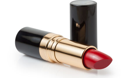 Roter Lippenstift liegt geöffnet auf der Seite