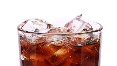 Glas Cola mit Eiswürfeln Obere Teil eines Glas mit Cola und Eiswürfeln