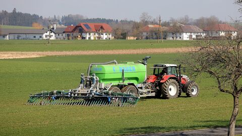 Landwirtschaftliche Düngung mit Traktor