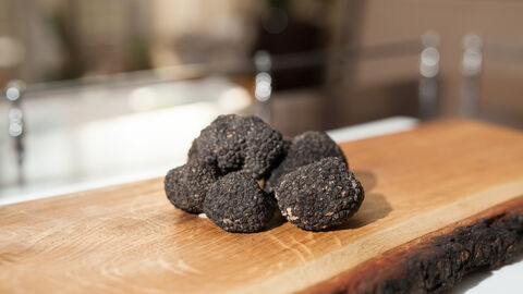 Trüffel lioegen auf einem rustikalen Holzbrett