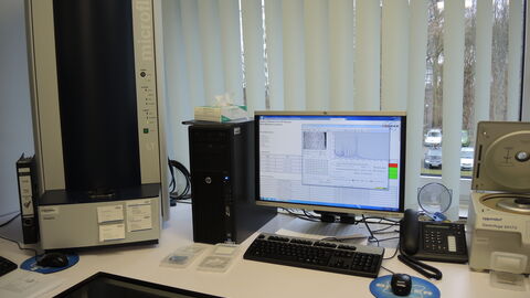 MALDI-TOF-MS Gerät Das Bild zeigt ein MALDI-TOF Geräteaufbau inklusive Rechner mit Bildschrim. MALDI-TOF MS ist eine Methode der Massenanalyse von chemischen Verbindungen