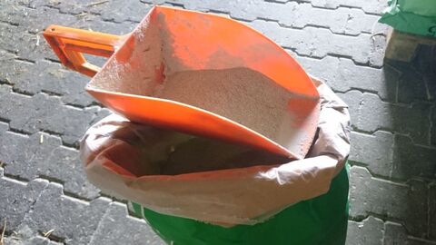 Knochengerechte Fütterung Eine Futterschaufel liegt auf einem geöffnetem Sack mit Tierfutter