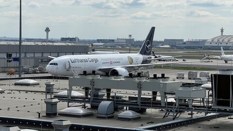 Flugzeug auf dem Frankfurter Flughafen Flugzeug auf dem Frankfurter Flughafen