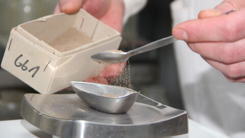 Einwaage Bodenprobe Einwaage Bodenprobe