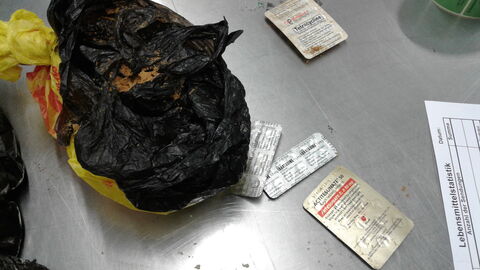 Eine geöffnete Verpackung mit Couscous und diversen Verpackungen mit Medikamenten