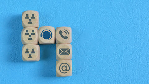 holzwuerfelblöcke mit kundentelefon e-mail und adresssymbolen kundenservice undkontaktsymbolen
