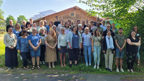 Internationale Arbeitsgemeinschaft Futtermittelanalytik (IAG) Sektion Futtermittelmikroskopie tagte Gruppenbild der Teilnehmenden vor der dem Veranstaltungsgebäude