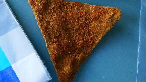 Ein mit Chilipulver bestreuter Tortillachip der „Hot Chip Challenge“  Ein mit Chilipulver bestreuter Tortillachip der „Hot Chip Challenge“