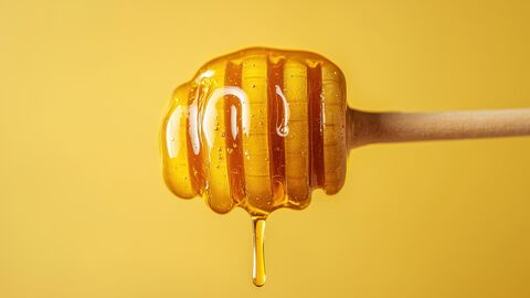 Mad Honey – Verrückter Honig Ein Honiglöffel mit abtropfenden Honig