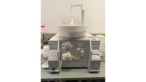 Ein Atomspektrometer auf einem Labortisch
