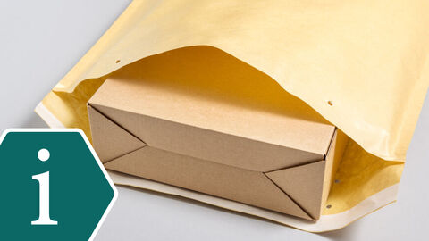 Braune Kartonbox, die in einem braunen Briefumschlag steckt