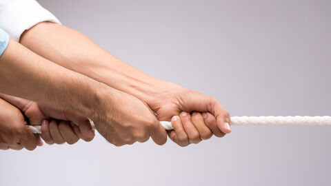 Hände die an einem Seil ziehen