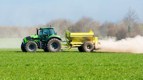 Feld mit Kalk düngen