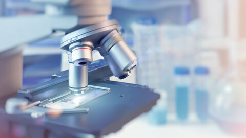 Nahaufnahme eines Mikroskops