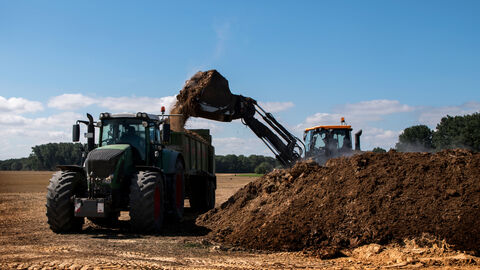 Komposthaufen auf einem Acker