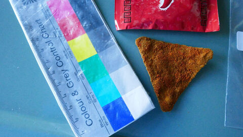 Ein mit Chilipulver bestreuter Tortillachip der „Hot Chip Challenge“ 