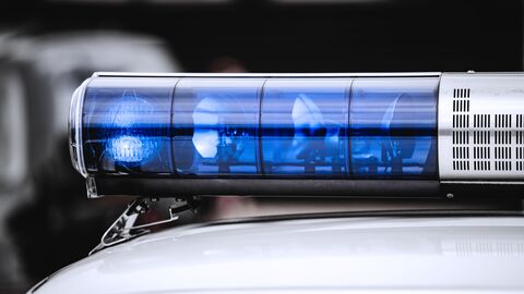 Ein Blaulicht auf dem Dach eines Polizeiautos