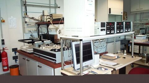 Ein Laborraum mit einem 12-Kanal-Fließanalysen-Gerät ist neben anderen Geräten zu sehen.