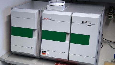 Auf einem Labortisch ist ein AOX Kompakt-Messplatz eingerichtet.