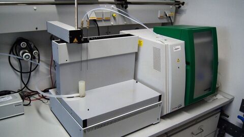 Auf einem Labortisch steht ein Hochtemperaturaufschluss-Gerät. 